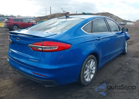 2019 Ford Fusion Energi Titanium z USA, uszkodzony, nr VIN 3FA6P0SU3KR258401